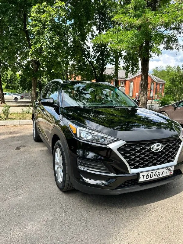 Hyundai tucson 2020
Автомобиль привезён из сша для личного пользования. Более года в одних руках. Продажа связана с приобретением другого автомобиля.
Двигатель 2.0 бензин (161 л. С. ), автоматическая коробка передач. Автомобиль полностью исправен технически, своевременно обслуживался и не требует вложений.
Салон чистый и ухоженный, в автомобиле не курили. Комфортный, надёжный
Комплектация:
• Кнопка start/stop;
• Электропривод водительского сиденья;
• Мультируль;
• Кондиционер;
• Полный электропакет;
• Мультимедийная система с bluetooth;
• Просторный салон и вместительный багажник.
Автомобиль подбирался и привозился для себя. Повреждение в сша было незначительным и носило косметический характер, без вмешательства в силовую структуру кузова и элементы безопасности.
Vin-код, фото с аукциона и фотографии повреждений до ремонта предоставлю по запросу.
Разумный торг возле автомобиля. - фотография - 2