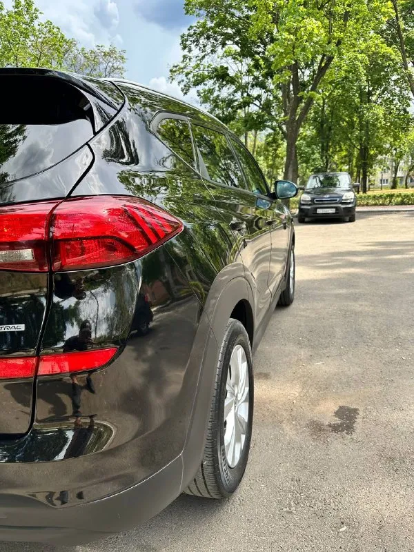 Hyundai tucson 2020
Автомобиль привезён из сша для личного пользования. Более года в одних руках. Продажа связана с приобретением другого автомобиля.
Двигатель 2.0 бензин (161 л. С. ), автоматическая коробка передач. Автомобиль полностью исправен технически, своевременно обслуживался и не требует вложений.
Салон чистый и ухоженный, в автомобиле не курили. Комфортный, надёжный
Комплектация:
• Кнопка start/stop;
• Электропривод водительского сиденья;
• Мультируль;
• Кондиционер;
• Полный электропакет;
• Мультимедийная система с bluetooth;
• Просторный салон и вместительный багажник.
Автомобиль подбирался и привозился для себя. Повреждение в сша было незначительным и носило косметический характер, без вмешательства в силовую структуру кузова и элементы безопасности.
Vin-код, фото с аукциона и фотографии повреждений до ремонта предоставлю по запросу.
Разумный торг возле автомобиля. - фотография - 3