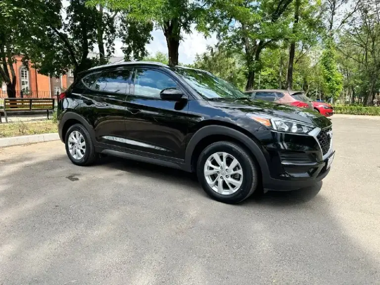 Hyundai tucson 2020
Автомобиль привезён из сша для личного пользования. Более года в одних руках. Продажа связана с приобретением другого автомобиля.
Двигатель 2.0 бензин (161 л. С. ), автоматическая коробка передач. Автомобиль полностью исправен технически, своевременно обслуживался и не требует вложений.
Салон чистый и ухоженный, в автомобиле не курили. Комфортный, надёжный
Комплектация:
• Кнопка start/stop;
• Электропривод водительского сиденья;
• Мультируль;
• Кондиционер;
• Полный электропакет;
• Мультимедийная система с bluetooth;
• Просторный салон и вместительный багажник.
Автомобиль подбирался и привозился для себя. Повреждение в сша было незначительным и носило косметический характер, без вмешательства в силовую структуру кузова и элементы безопасности.
Vin-код, фото с аукциона и фотографии повреждений до ремонта предоставлю по запросу.
Разумный торг возле автомобиля. - фотография - 5