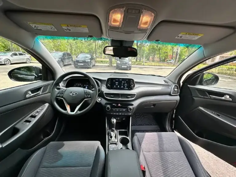 Hyundai tucson 2020
Автомобиль привезён из сша для личного пользования. Более года в одних руках. Продажа связана с приобретением другого автомобиля.
Двигатель 2.0 бензин (161 л. С. ), автоматическая коробка передач. Автомобиль полностью исправен технически, своевременно обслуживался и не требует вложений.
Салон чистый и ухоженный, в автомобиле не курили. Комфортный, надёжный
Комплектация:
• Кнопка start/stop;
• Электропривод водительского сиденья;
• Мультируль;
• Кондиционер;
• Полный электропакет;
• Мультимедийная система с bluetooth;
• Просторный салон и вместительный багажник.
Автомобиль подбирался и привозился для себя. Повреждение в сша было незначительным и носило косметический характер, без вмешательства в силовую структуру кузова и элементы безопасности.
Vin-код, фото с аукциона и фотографии повреждений до ремонта предоставлю по запросу.
Разумный торг возле автомобиля. - фотография - 8