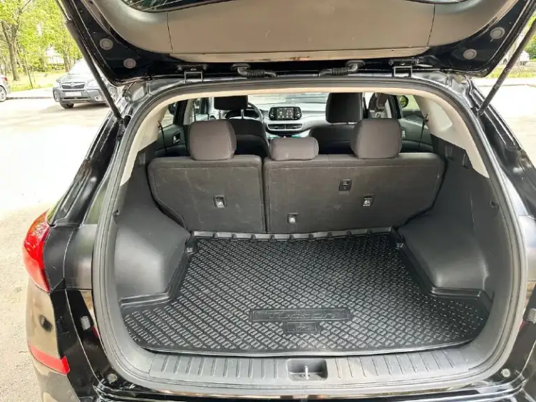 Hyundai tucson 2020
Автомобиль привезён из сша для личного пользования. Более года в одних руках. Продажа связана с приобретением другого автомобиля.
Двигатель 2.0 бензин (161 л. С. ), автоматическая коробка передач. Автомобиль полностью исправен технически, своевременно обслуживался и не требует вложений.
Салон чистый и ухоженный, в автомобиле не курили. Комфортный, надёжный
Комплектация:
• Кнопка start/stop;
• Электропривод водительского сиденья;
• Мультируль;
• Кондиционер;
• Полный электропакет;
• Мультимедийная система с bluetooth;
• Просторный салон и вместительный багажник.
Автомобиль подбирался и привозился для себя. Повреждение в сша было незначительным и носило косметический характер, без вмешательства в силовую структуру кузова и элементы безопасности.
Vin-код, фото с аукциона и фотографии повреждений до ремонта предоставлю по запросу.
Разумный торг возле автомобиля. - фотография - 9