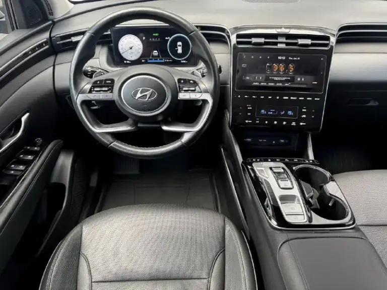 Hyundai tucson 2.5 at, 2021 год, 72000 км. С системой полного привода htrac в максимальной комплектации : -10-дюймовая безрамочная приборная панель
-Светодиодные фонари
-Адаптивный круиз-контроль (scc)
-Передние и задние датчики парковки
-Система обзора слепых зон (bvm)
-Система автоматического торможения перед препятствием спереди и сзади
- Функция дистанционной парковки (rspa)
-Система предотвращения столкновения сбоку при выезде с парковки задним ходом (rcca)
-Ассистент удержания автомобиля в полосе движения (lka)
-Система обзора слепых зон (bvm)
-Система камер кругового обзора (svm)
-Адаптивный круиз-контроль (scc)
-Мультимедиа система bose с 10,25-дюймовым жк-экраном
-Панорамная крыша с люком
-Интеллектуальная система открытия багажника
-Вентиляция передних сидений
-Подогрев передних и задних сидений
-Подогрев руля
-Беспроводное зарядное устройство
-Функция дистанционной парковки (rspa)
-Функция дистанционного запуска двигателя
Возможен обмен. Возможно оформление в кредит.
Более подробно по телефону
Цена - 2.880.000р.
+79494041233 - фотография - 7