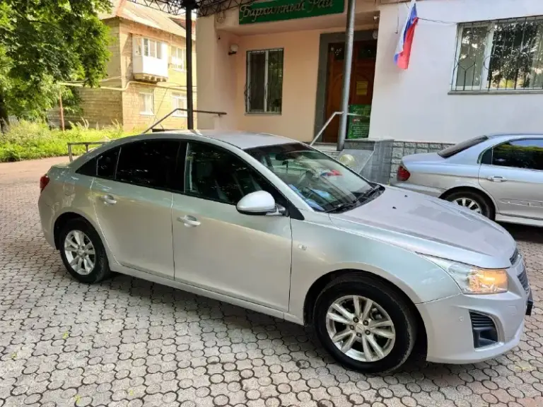 Продам шевроле круз 2014 года выпуска 1.8 двигатель коробка работает без нареканий кондиционер холодит отлично кузов в родной краски с исключением одного крыла царапина не чего критичного ходовая в хорошем состоянии не шумит не гремит ездит плавно цена 750 торг реальному покупателю +79494548896 - фотография - 4
