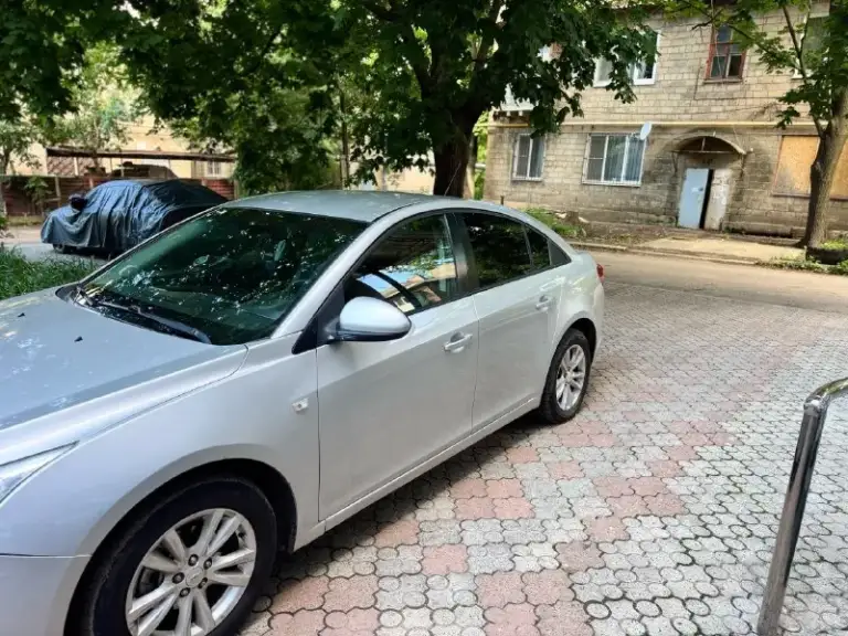 Продам шевроле круз 2014 года выпуска 1.8 двигатель коробка работает без нареканий кондиционер холодит отлично кузов в родной краски с исключением одного крыла царапина не чего критичного ходовая в хорошем состоянии не шумит не гремит ездит плавно цена 750 торг реальному покупателю +79494548896 - фотография - 6
