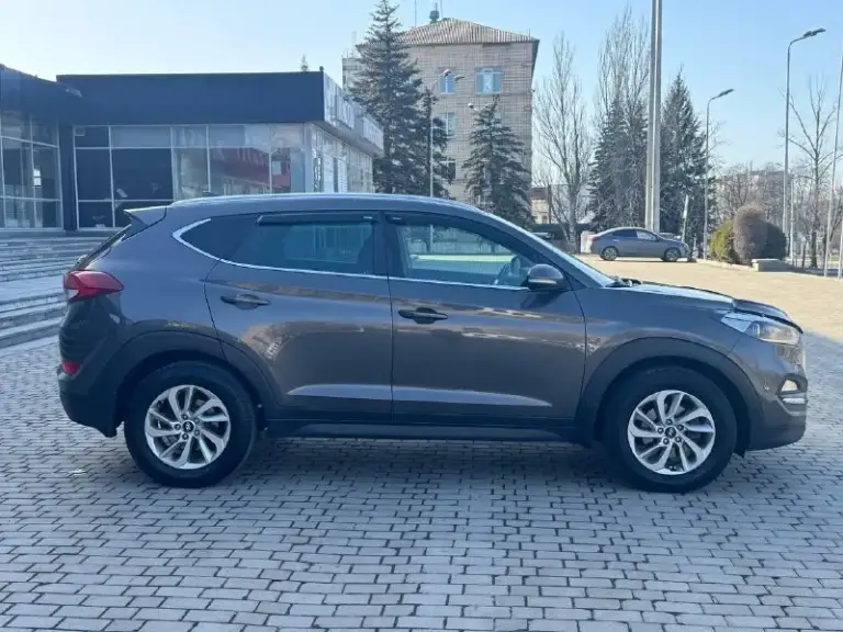 Hyundai tucson официал
Передний привод,
2018 Год
Двигатель 2.0 бензин
Коробка автомат
Пробег 123 тыс. Км
Автомобиль в отличном состоянии,
Кузов без дтп, весь в заводском окрасе
Вообщем автомобиль весь обслужен,
И вложения не какого не требует от слова совсем !!!
Хорошая комплектация,
Бесключевой доступ, (start-stop)
Климат контроль,
Круиз контроль,
Датчики света, и дождя,
Подогрев руля, всех сидений,
Подогревы зеркал, стекл,
Большой монитор с камерой заднего вида и навигация.
Сигнализация с обратной связью и авто запуск.
На смс не отвечаю все звонки по телефону.     
Пгт володарское.
+79497142206.
📲 Tg: ваня
📞 Звоните: +7(949)7142206 - фотография - 7