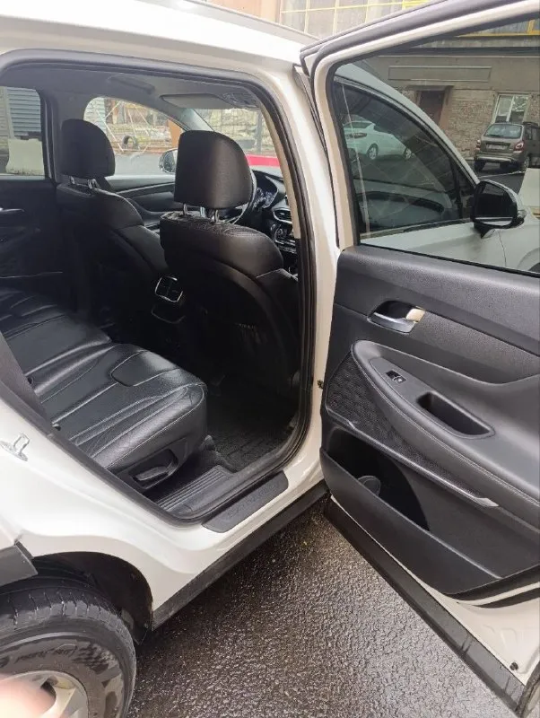 Продам автомобиль hyundai santa fe 2019 года.
Машина ухоженная, не пригон, официальная. Два ключа, сервисная книга. Не битая, не крашеная.
Комплектация: "family"
Кожаный салон, обогрев передних сидений, руля и боковых зеркал, двухзонный климат-контроль, круиз-контроль, мультимедиа (android auto, apple carplay), камера заднего вида, электро-ручник, парктроники (перед, зад), датчики давления в колесах, света и дождя, бесключевой доступ, start/stop, помощь при спуске. Установлена хорошая сигнализация pandora.
2.4, Автомат и полный привод. 134 000 км родного пробега.
Готов на любые проверки.
Цена: 2 850 000 ₽, торг у авто.
+7(949)-385-12-95
Полный бак бензина в подарок
📲 Tg: @ziko_lini
📞 Звоните: +7(949)3851295 - фотография - 7