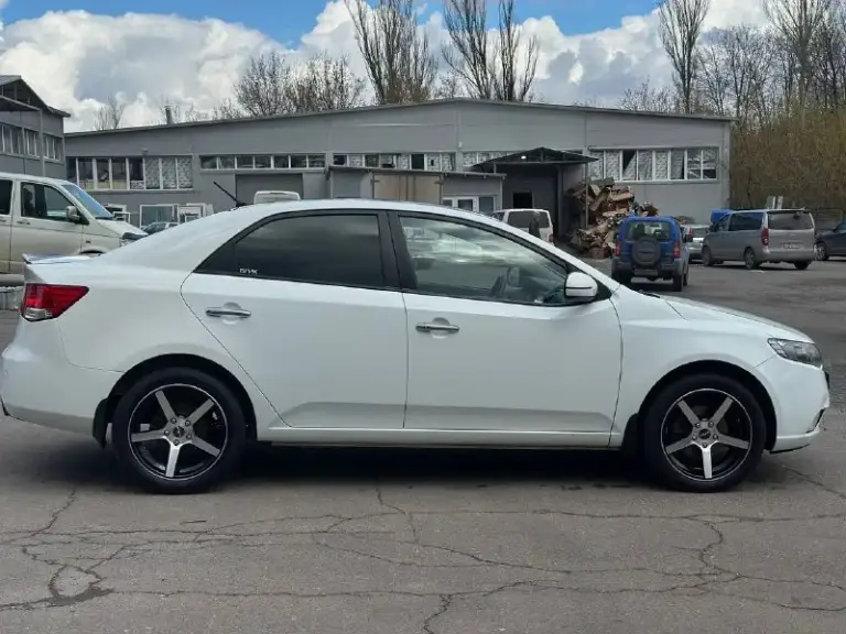 Продаю свою kia cerato ii с атмосферным 2-литровым мотором.

-Пробег 180.000 км
-Коробка 6-ступенчатый автомат - не пинается, переключает плавно
-Машина в руках 3,5 года, люблю и ухаживаю за ней.
-Замена масла каждые 5-6 тыс. Км. Заливается
Liqui moly molygen.
-При встрече расскажу подробно, что менялось, когда, на каком пробеге.
-Все запчасти ставились оригинальные mondo - от рейки до цепи грм.
-Стоят оригинальные новые диски vossen
-Сделана шумоизоляция пола, всех дверей, багажника и потолка - комфортное регулярное вождение обеспечено
-Стоит усилитель музыки
-Пороги и дно целые
-Есть вторичные окрасы

❗️В машине работает все - от ходовки до мотора.
За машину не стыдно.
Приезжайте смотрите.

Цена: 890.000 + торг только у капота.

+79498075276 Кристина - фотография - 4