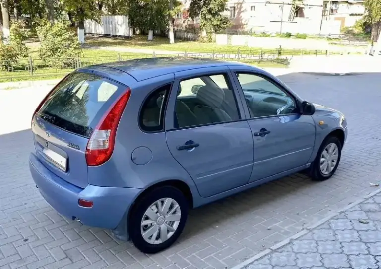 Продаётся автомобиль lada kalina 2008 года выпуска. Авто находится в отличном состоянии. Пробег составляет 113 000 км, является действительным. Автомобиль не участвовал в дорожно-транспортных происшествиях. Техническое состояние отличное; двигатель объёмом 1.6 литра, 8 клапанов, работает исправно. Комплектация включает электроусилитель рулевого управления. Состояние кузова соответствует предоставленным изображениям; коррозия отсутствует. Пороги, днище и арки находятся в отличном состоянии. Готов к проведению любых проверок. Юридически чистый автомобиль, технический осмотр пройден. Город донецк. Стоимость: 310 000 рублей. Торг уместен. Контактный телефон: +79495097888. - фотография - 3