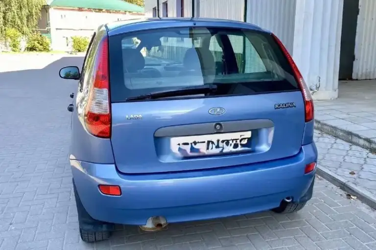 Продаётся автомобиль lada kalina 2008 года выпуска. Авто находится в отличном состоянии. Пробег составляет 113 000 км, является действительным. Автомобиль не участвовал в дорожно-транспортных происшествиях. Техническое состояние отличное; двигатель объёмом 1.6 литра, 8 клапанов, работает исправно. Комплектация включает электроусилитель рулевого управления. Состояние кузова соответствует предоставленным изображениям; коррозия отсутствует. Пороги, днище и арки находятся в отличном состоянии. Готов к проведению любых проверок. Юридически чистый автомобиль, технический осмотр пройден. Город донецк. Стоимость: 310 000 рублей. Торг уместен. Контактный телефон: +79495097888. - фотография - 4