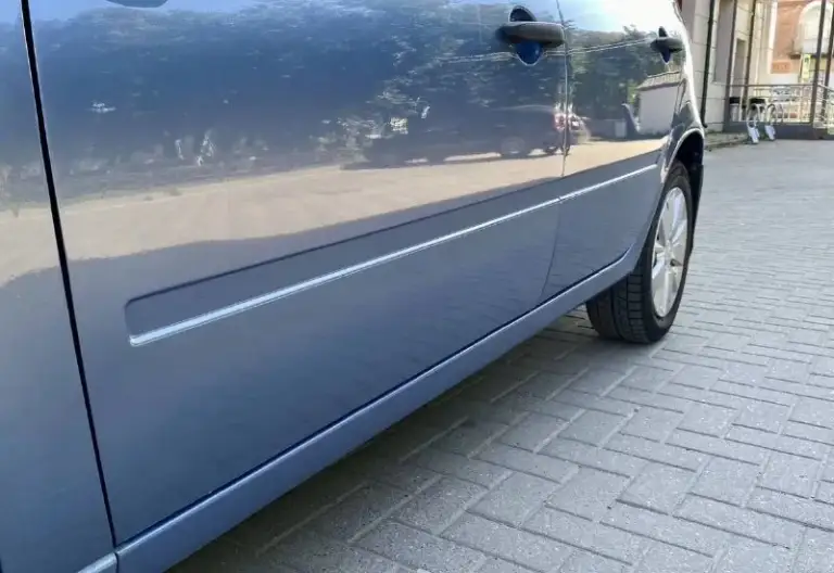 Продаётся автомобиль lada kalina 2008 года выпуска. Авто находится в отличном состоянии. Пробег составляет 113 000 км, является действительным. Автомобиль не участвовал в дорожно-транспортных происшествиях. Техническое состояние отличное; двигатель объёмом 1.6 литра, 8 клапанов, работает исправно. Комплектация включает электроусилитель рулевого управления. Состояние кузова соответствует предоставленным изображениям; коррозия отсутствует. Пороги, днище и арки находятся в отличном состоянии. Готов к проведению любых проверок. Юридически чистый автомобиль, технический осмотр пройден. Город донецк. Стоимость: 310 000 рублей. Торг уместен. Контактный телефон: +79495097888. - фотография - 5
