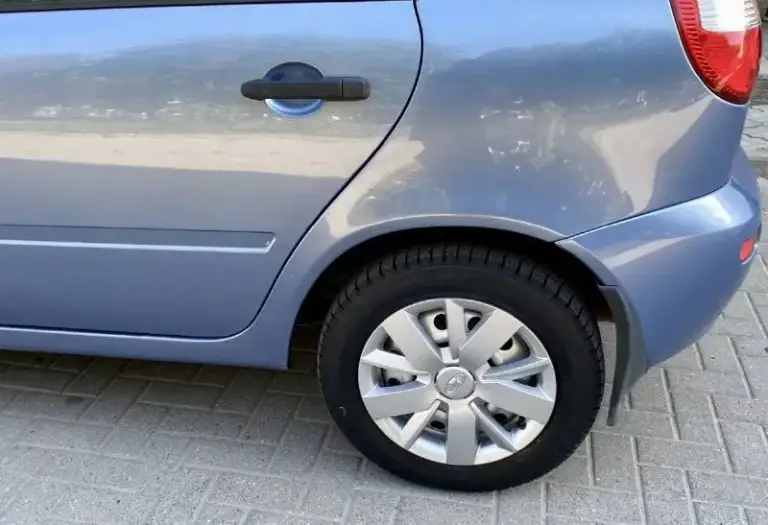 Продаётся автомобиль lada kalina 2008 года выпуска. Авто находится в отличном состоянии. Пробег составляет 113 000 км, является действительным. Автомобиль не участвовал в дорожно-транспортных происшествиях. Техническое состояние отличное; двигатель объёмом 1.6 литра, 8 клапанов, работает исправно. Комплектация включает электроусилитель рулевого управления. Состояние кузова соответствует предоставленным изображениям; коррозия отсутствует. Пороги, днище и арки находятся в отличном состоянии. Готов к проведению любых проверок. Юридически чистый автомобиль, технический осмотр пройден. Город донецк. Стоимость: 310 000 рублей. Торг уместен. Контактный телефон: +79495097888. - фотография - 6