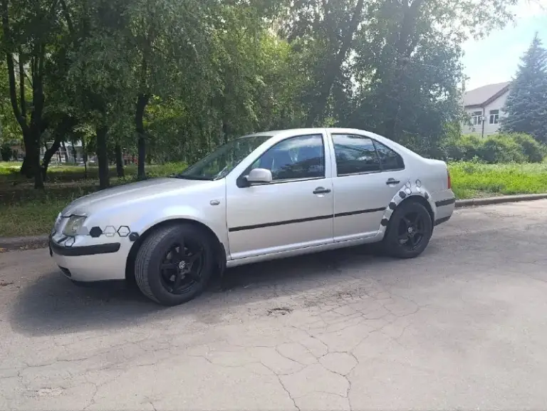 Срочно продам volkswagen бора, 2001 г/в. Обслужен по регламенту, сервисная книжка (180 регион) любой вид оформления. Тел +79494525644, цена 498 тысяч рублей. Двигатель 1.6 8 кл бензин. Двс  работает как часы. Дисковые тормоза вкруг. После кап ремонта, листает безупречно. Акб бодрячком, ходовка огонь, электрика без вопросов, ручник исправный. Кузов оцинкован, днище и пороги супер, зашумлена, стоят литые диски r 16 на летней резине, салон опрятный. Оснащена, бортовой компьютер, центральный замок, гур, серво руль регулируется в двух плоскостях. Abs, esp, 4 airbag, 4 эл стеклоподъёмника, защита от детей, кондиционер, люк, эл регулировка зеркал, эл привод багажника, обогрев заднего стекла. Микролифт, поясничный упор и подогрев передних  сидений. Линзованая оптика,   магнитола jvc bluetooth, usb и aux. Торг у капота.
📲 Tg: олечка
📞 Звоните: +7(949)4525644 - фотография - 1