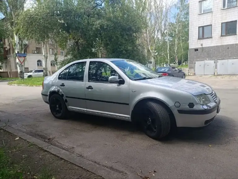 Срочно продам volkswagen бора, 2001 г/в. Обслужен по регламенту, сервисная книжка (180 регион) любой вид оформления. Тел +79494525644, цена 498 тысяч рублей. Двигатель 1.6 8 кл бензин. Двс  работает как часы. Дисковые тормоза вкруг. После кап ремонта, листает безупречно. Акб бодрячком, ходовка огонь, электрика без вопросов, ручник исправный. Кузов оцинкован, днище и пороги супер, зашумлена, стоят литые диски r 16 на летней резине, салон опрятный. Оснащена, бортовой компьютер, центральный замок, гур, серво руль регулируется в двух плоскостях. Abs, esp, 4 airbag, 4 эл стеклоподъёмника, защита от детей, кондиционер, люк, эл регулировка зеркал, эл привод багажника, обогрев заднего стекла. Микролифт, поясничный упор и подогрев передних  сидений. Линзованая оптика,   магнитола jvc bluetooth, usb и aux. Торг у капота.
📲 Tg: олечка
📞 Звоните: +7(949)4525644 - фотография - 3