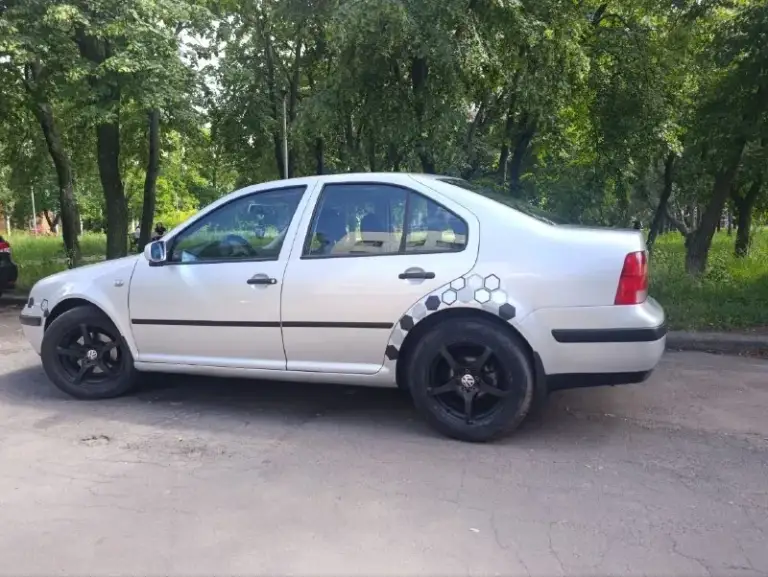Срочно продам volkswagen бора, 2001 г/в. Обслужен по регламенту, сервисная книжка (180 регион) любой вид оформления. Тел +79494525644, цена 498 тысяч рублей. Двигатель 1.6 8 кл бензин. Двс  работает как часы. Дисковые тормоза вкруг. После кап ремонта, листает безупречно. Акб бодрячком, ходовка огонь, электрика без вопросов, ручник исправный. Кузов оцинкован, днище и пороги супер, зашумлена, стоят литые диски r 16 на летней резине, салон опрятный. Оснащена, бортовой компьютер, центральный замок, гур, серво руль регулируется в двух плоскостях. Abs, esp, 4 airbag, 4 эл стеклоподъёмника, защита от детей, кондиционер, люк, эл регулировка зеркал, эл привод багажника, обогрев заднего стекла. Микролифт, поясничный упор и подогрев передних  сидений. Линзованая оптика,   магнитола jvc bluetooth, usb и aux. Торг у капота.
📲 Tg: олечка
📞 Звоните: +7(949)4525644 - фотография - 4