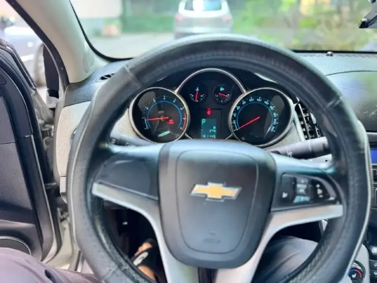 Продам chevrolet cruze 2013 1.8 двигатель работает ровно не троит масло не кушает коробка переключает плавно без пинков без рывков кузов в хорошем состоянии ходовая часть без посторонних звуков цена 720 торг +79494548896 - фотография - 7