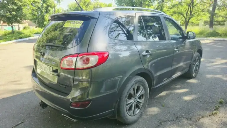 🌟 Продам хюндай санта-фе 🌟

🚗 Модель: hyundai santa fe
📅 Год выпуска: 2011
🌈 Цвет: металлик, глубокий серый
🛣️ Пробег: 220 000
💰 Цена: 1,080,000 руб. (торг уместен)

🔧 Технические характеристики:
• Двигатель: 2.4 л, 185 л. С.
• Коробка передач: автоматическая
• Привод: полный

🎉 Особенности:
• Просторный и комфортный салон
• Современная мультимедиа система
• Пакет безопасности: abs, esp, подушки безопасности
• Система кругового обзора
• Кожаный салон и подогрев сидений

🌍 Почему выбирают hyundai santa fe?
Hyundai santa fe — это идеальный выбор для семьи! Надежный, безопасный и экономичный внедорожник, который отлично подходит как для городских поездок, так и для путешествий по бездорожью.

📞 Звоните прямо сейчас!
Телефон: +7 949 330 33 32
📍 Место осмотра: г. Торез

Не упустите шанс стать владельцем этого замечательного автомобиля! 🚙✨
📞 🇷🇺 Звоните: +79493303332 - фотография - 4