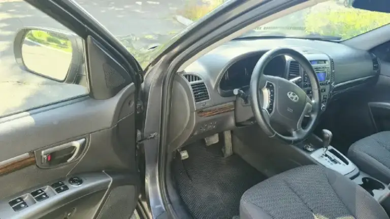 🌟 Продам хюндай санта-фе 🌟

🚗 Модель: hyundai santa fe
📅 Год выпуска: 2011
🌈 Цвет: металлик, глубокий серый
🛣️ Пробег: 220 000
💰 Цена: 1,080,000 руб. (торг уместен)

🔧 Технические характеристики:
• Двигатель: 2.4 л, 185 л. С.
• Коробка передач: автоматическая
• Привод: полный

🎉 Особенности:
• Просторный и комфортный салон
• Современная мультимедиа система
• Пакет безопасности: abs, esp, подушки безопасности
• Система кругового обзора
• Кожаный салон и подогрев сидений

🌍 Почему выбирают hyundai santa fe?
Hyundai santa fe — это идеальный выбор для семьи! Надежный, безопасный и экономичный внедорожник, который отлично подходит как для городских поездок, так и для путешествий по бездорожью.

📞 Звоните прямо сейчас!
Телефон: +7 949 330 33 32
📍 Место осмотра: г. Торез

Не упустите шанс стать владельцем этого замечательного автомобиля! 🚙✨
📞 🇷🇺 Звоните: +79493303332 - фотография - 6