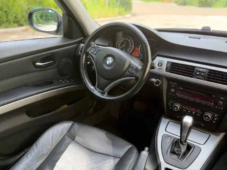 Bmw e90 325i 2008 год рестайлинг полный привод
Мотор 2.5 работает отлично. Пробег 233 тыс км. Кузов в родной краске. Все стекла родные.
Комплектация: передние и задние парктроники, подогрев передних сидений и руля, дачки света и дождя, электро-регулировка передних сидений.
Из недавнего поменяно: радиатор, колодки, вакумный насос, помпа.
По документам все в порядке полное переоформление.
Цена: 990 тыс
+79495064409
Все вопросы по телефону. Звоните в любое время
В лс могу скинуть видео-обзор или доп фото.
📞 🇷🇺 Звоните: +79495064409 - фотография - 9