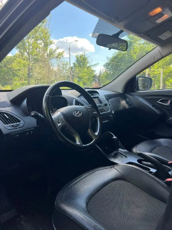 Hyundai ix 35 2013 год (рестайлинг) мотор 2.0 бензин. Коробка автомат пробег 160 тысяч! Машина вся в родном окрасе! В отличном состоянии, обслужен. Двигатель работает идеально без посторонних звуков (после капитального ремонта) коробка переключает отлично ходовая отличная хорошая комплектация:кожаный салон, климат контроль, подогрев всех сидений, эл зеркала с складыванием, парктроники, камера заднего вида, обогрев лобового и заднего стекла, дачтики света и дождя, еще много чего. Вложений не требует от слова со всем! Цена 1.480тыс. ₽ небольшой торг! +79493995932
📞 Звоните: +7(949)3995932 - фотография - 7