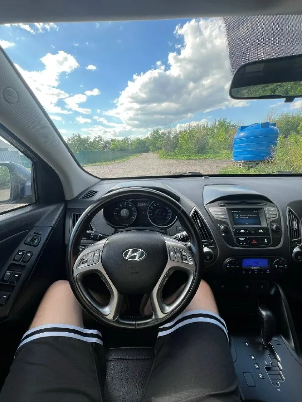 Hyundai ix 35 2013 год (рестайлинг) мотор 2.0 бензин. Коробка автомат пробег 160 тысяч! Машина вся в родном окрасе! В отличном состоянии, обслужен. Двигатель работает идеально без посторонних звуков (после капитального ремонта) коробка переключает отлично ходовая отличная хорошая комплектация:кожаный салон, климат контроль, подогрев всех сидений, эл зеркала с складыванием, парктроники, камера заднего вида, обогрев лобового и заднего стекла, дачтики света и дождя, еще много чего. Вложений не требует от слова со всем! Цена 1.480тыс. ₽ небольшой торг! +79493995932
📞 Звоните: +7(949)3995932 - фотография - 8