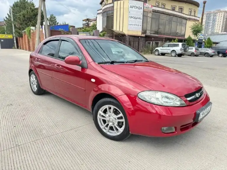 Chevrolet lacetti 1.6 at 2007 — настоящий живой кореец в отличном состоянии! С гбо который вписан в птс!

Продам chevrolet lacetti 1.6 на автомате, 2007 года.
Автомобиль полностью в родном заводском окрасе — без перекрасов, без скрытых ремонтов. Родные заводские зазоры, кузов сохранился очень достойно. Дно и пороги в идеальном состоянии — таких экземпляров осталось единицы.

✅ Родной пробег 300 000 км, без скруток
✅ Чистый кореец
✅ Имеет три vin-кода
✅ Гбо установлено, вписано в птс(баллон на 60 литров) хватает на неделю активной езды
✅ Надёжный двигатель 1.6 работает ровно, как швейцарские часы
✅ Автомат работает отлично — без пинков, рывков и задержек
✅ Кондиционер морозит как надо ❄️ заправил на днях
✅ 4 Эл стеклоподъемника
✅ Новые фары и туманки, свет отличный
✅ Новая резина
✅ Красивые диски
✅ Эффектный вишнёвый цвет

✅Документы кристально чистые, штрафов, запретов нет, полное переоформление, тех осмотр пройден

Очень комфортный, неприхотливый
Машина в донецке, калининский район
+79499987030 - фотография - 4