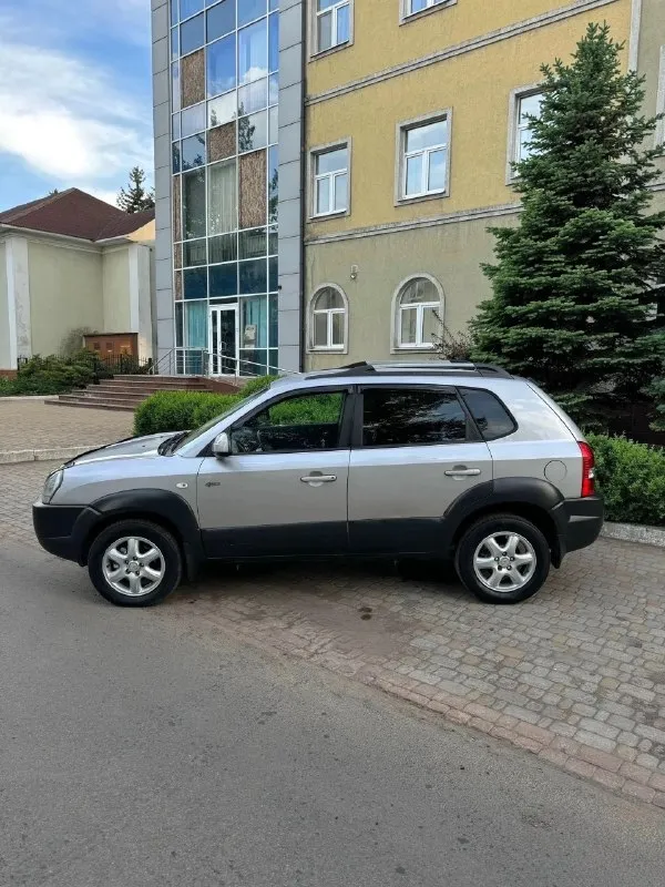 Продам hyundai tucson 2.7 🔥765.000₽🔥
Не бит не крашен вообще! Любые проверки!
Весь в родной краске! В одних руках с 2009года! Автомат, полный привод, максимальная комплектация с кожей, круизом, климатом, подогревами сидений, датчики дождь/свет. Резина летняя michelin. Кондерик заправлен, подвеска без лишних звуков, мотор шепчет как часы, лобовое без трещин, коробка переключает без задержек и пинков! Рыжиков нет, днище целое! Машина в отличном состоянии, сел и поехал! Птс оригинал, идеальная автотека без аварий, расчетов, родной пробег 250.000км.
Любое переоформление мрео! Техосмотр пройден!
Г. Макеевка +79497324159
📞 🇷🇺 Звоните: +79497324159 - фотография - 4