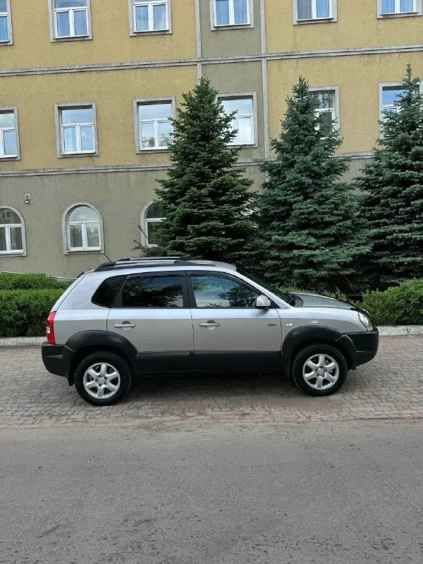 Продам hyundai tucson 2.7 🔥765.000₽🔥
Не бит не крашен вообще! Любые проверки!
Весь в родной краске! В одних руках с 2009года! Автомат, полный привод, максимальная комплектация с кожей, круизом, климатом, подогревами сидений, датчики дождь/свет. Резина летняя michelin. Кондерик заправлен, подвеска без лишних звуков, мотор шепчет как часы, лобовое без трещин, коробка переключает без задержек и пинков! Рыжиков нет, днище целое! Машина в отличном состоянии, сел и поехал! Птс оригинал, идеальная автотека без аварий, расчетов, родной пробег 250.000км.
Любое переоформление мрео! Техосмотр пройден!
Г. Макеевка +79497324159
📞 🇷🇺 Звоните: +79497324159 - фотография - 5