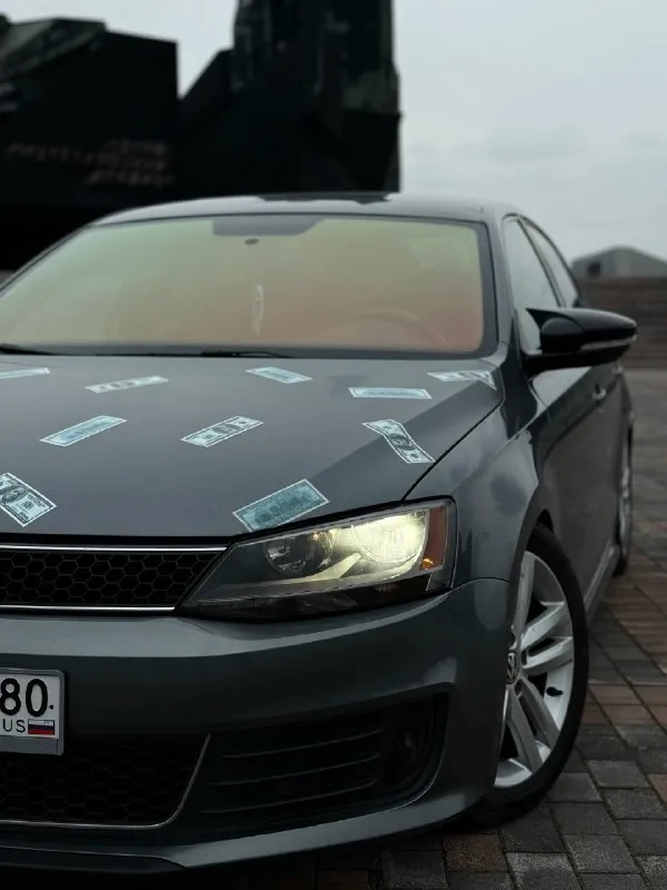 Срочная продажа, цена снижена пока в продаже есть интересующий автомобиль! Первая цена за машину в родном окрасе! Volkswagen jetta gli 2012 — живой и обслуженный автомобиль двигатель 2.0 турбо, механика 6 ступеней. Машина очень бодрая, в потоке едет уверенно. Механика хорошо подчеркивает. Пробег 193 000 км. Я второй владелец. Год назад сделана капиталка двигателя, после этого пробег около 15 000 км. Причина — пробило прокладку гбц, всё устранено качественно. Стейджей не было, мотор не насиловался. Масло, фильтра менялись каждые 5–6 тыс. Км (liqui moly molygen 5w-30). Масло в коробке заменено 4 тыс. Км назад. Подвеска вся перебрана, установлены перфорированные тормоза от audi s3. Технически машина в отличном состоянии: двигатель работает ровно, коробка без нареканий. По доработкам: сделан аккуратный антихром, притонирована оптика, установлена контурная подсветка салона. Доработан приятный басистый выхлоп (atm studio). Машина занижена на койловерах, всё сделано грамотно. С
📞 Звоните: +7(949)4313321 - фотография - 2