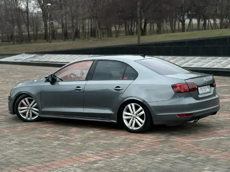 Срочная продажа, цена снижена пока в продаже есть интересующий автомобиль! Первая цена за машину в родном окрасе! Volkswagen jetta gli 2012 — живой и обслуженный автомобиль двигатель 2.0 турбо, механика 6 ступеней. Машина очень бодрая, в потоке едет уверенно. Механика хорошо подчеркивает. Пробег 193 000 км. Я второй владелец. Год назад сделана капиталка двигателя, после этого пробег около 15 000 км. Причина — пробило прокладку гбц, всё устранено качественно. Стейджей не было, мотор не насиловался. Масло, фильтра менялись каждые 5–6 тыс. Км (liqui moly molygen 5w-30). Масло в коробке заменено 4 тыс. Км назад. Подвеска вся перебрана, установлены перфорированные тормоза от audi s3. Технически машина в отличном состоянии: двигатель работает ровно, коробка без нареканий. По доработкам: сделан аккуратный антихром, притонирована оптика, установлена контурная подсветка салона. Доработан приятный басистый выхлоп (atm studio). Машина занижена на койловерах, всё сделано грамотно. С
📞 Звоните: +7(949)4313321 - фотография - 5