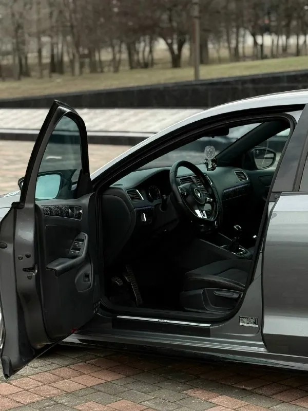 Срочная продажа, цена снижена пока в продаже есть интересующий автомобиль! Первая цена за машину в родном окрасе! Volkswagen jetta gli 2012 — живой и обслуженный автомобиль двигатель 2.0 турбо, механика 6 ступеней. Машина очень бодрая, в потоке едет уверенно. Механика хорошо подчеркивает. Пробег 193 000 км. Я второй владелец. Год назад сделана капиталка двигателя, после этого пробег около 15 000 км. Причина — пробило прокладку гбц, всё устранено качественно. Стейджей не было, мотор не насиловался. Масло, фильтра менялись каждые 5–6 тыс. Км (liqui moly molygen 5w-30). Масло в коробке заменено 4 тыс. Км назад. Подвеска вся перебрана, установлены перфорированные тормоза от audi s3. Технически машина в отличном состоянии: двигатель работает ровно, коробка без нареканий. По доработкам: сделан аккуратный антихром, притонирована оптика, установлена контурная подсветка салона. Доработан приятный басистый выхлоп (atm studio). Машина занижена на койловерах, всё сделано грамотно. С
📞 Звоните: +7(949)4313321 - фотография - 6