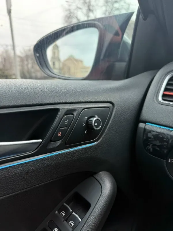 Срочная продажа, цена снижена пока в продаже есть интересующий автомобиль! Первая цена за машину в родном окрасе! Volkswagen jetta gli 2012 — живой и обслуженный автомобиль двигатель 2.0 турбо, механика 6 ступеней. Машина очень бодрая, в потоке едет уверенно. Механика хорошо подчеркивает. Пробег 193 000 км. Я второй владелец. Год назад сделана капиталка двигателя, после этого пробег около 15 000 км. Причина — пробило прокладку гбц, всё устранено качественно. Стейджей не было, мотор не насиловался. Масло, фильтра менялись каждые 5–6 тыс. Км (liqui moly molygen 5w-30). Масло в коробке заменено 4 тыс. Км назад. Подвеска вся перебрана, установлены перфорированные тормоза от audi s3. Технически машина в отличном состоянии: двигатель работает ровно, коробка без нареканий. По доработкам: сделан аккуратный антихром, притонирована оптика, установлена контурная подсветка салона. Доработан приятный басистый выхлоп (atm studio). Машина занижена на койловерах, всё сделано грамотно. С
📞 Звоните: +7(949)4313321 - фотография - 7