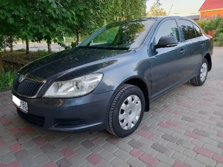 Skoda octavia a5 2010 год рестайлинг в дтп не участвовал, стекла включая лобовое родные и соответствующими маркировками. Я хозяин и оформлена тоже на меня. Ухоженный автомобиль.
Металлические детали машины все  родные.
Двигатель 1.6 который считается не убиваемым работает отлично, масло не ест.
Кондиционер холодит, основное что нужно для комфорта у этой машины есть, и все работает.
Масло менялось каждые 8000 км (от замены до замены вообще не берет)
Ходовая часть без вложений.
Салон в очень хорошем состоянии.
Цена 825 тыс.
Торг есть, никто не отменял.
Также по запросу скину видео по машинке.

Номер для связи: +79499047685 - фотография - 2