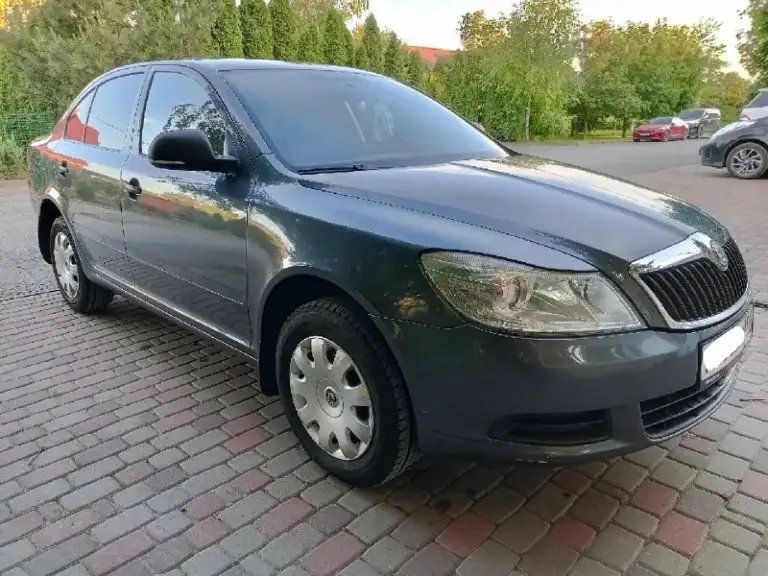 Skoda octavia a5 2010 год рестайлинг в дтп не участвовал, стекла включая лобовое родные и соответствующими маркировками. Я хозяин и оформлена тоже на меня. Ухоженный автомобиль.
Металлические детали машины все  родные.
Двигатель 1.6 который считается не убиваемым работает отлично, масло не ест.
Кондиционер холодит, основное что нужно для комфорта у этой машины есть, и все работает.
Масло менялось каждые 8000 км (от замены до замены вообще не берет)
Ходовая часть без вложений.
Салон в очень хорошем состоянии.
Цена 825 тыс.
Торг есть, никто не отменял.
Также по запросу скину видео по машинке.

Номер для связи: +79499047685 - фотография - 3