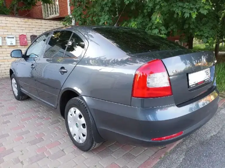 Skoda octavia a5 2010 год рестайлинг в дтп не участвовал, стекла включая лобовое родные и соответствующими маркировками. Я хозяин и оформлена тоже на меня. Ухоженный автомобиль.
Металлические детали машины все  родные.
Двигатель 1.6 который считается не убиваемым работает отлично, масло не ест.
Кондиционер холодит, основное что нужно для комфорта у этой машины есть, и все работает.
Масло менялось каждые 8000 км (от замены до замены вообще не берет)
Ходовая часть без вложений.
Салон в очень хорошем состоянии.
Цена 825 тыс.
Торг есть, никто не отменял.
Также по запросу скину видео по машинке.

Номер для связи: +79499047685 - фотография - 4