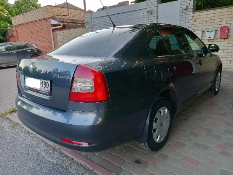Skoda octavia a5 2010 год рестайлинг в дтп не участвовал, стекла включая лобовое родные и соответствующими маркировками. Я хозяин и оформлена тоже на меня. Ухоженный автомобиль.
Металлические детали машины все  родные.
Двигатель 1.6 который считается не убиваемым работает отлично, масло не ест.
Кондиционер холодит, основное что нужно для комфорта у этой машины есть, и все работает.
Масло менялось каждые 8000 км (от замены до замены вообще не берет)
Ходовая часть без вложений.
Салон в очень хорошем состоянии.
Цена 825 тыс.
Торг есть, никто не отменял.
Также по запросу скину видео по машинке.

Номер для связи: +79499047685 - фотография - 5
