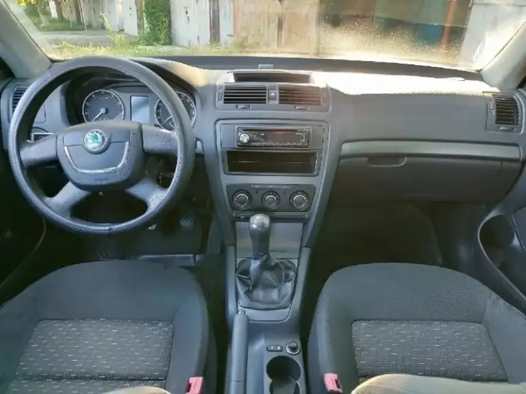 Skoda octavia a5 2010 год рестайлинг в дтп не участвовал, стекла включая лобовое родные и соответствующими маркировками. Я хозяин и оформлена тоже на меня. Ухоженный автомобиль.
Металлические детали машины все  родные.
Двигатель 1.6 который считается не убиваемым работает отлично, масло не ест.
Кондиционер холодит, основное что нужно для комфорта у этой машины есть, и все работает.
Масло менялось каждые 8000 км (от замены до замены вообще не берет)
Ходовая часть без вложений.
Салон в очень хорошем состоянии.
Цена 825 тыс.
Торг есть, никто не отменял.
Также по запросу скину видео по машинке.

Номер для связи: +79499047685 - фотография - 6