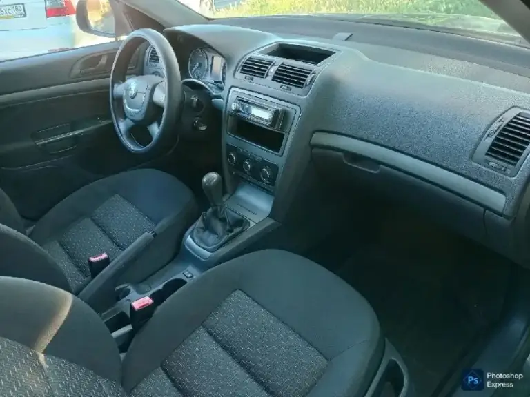 Skoda octavia a5 2010 год рестайлинг в дтп не участвовал, стекла включая лобовое родные и соответствующими маркировками. Я хозяин и оформлена тоже на меня. Ухоженный автомобиль.
Металлические детали машины все  родные.
Двигатель 1.6 который считается не убиваемым работает отлично, масло не ест.
Кондиционер холодит, основное что нужно для комфорта у этой машины есть, и все работает.
Масло менялось каждые 8000 км (от замены до замены вообще не берет)
Ходовая часть без вложений.
Салон в очень хорошем состоянии.
Цена 825 тыс.
Торг есть, никто не отменял.
Также по запросу скину видео по машинке.

Номер для связи: +79499047685 - фотография - 8