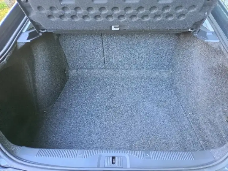 Skoda octavia a5 2010 год рестайлинг в дтп не участвовал, стекла включая лобовое родные и соответствующими маркировками. Я хозяин и оформлена тоже на меня. Ухоженный автомобиль.
Металлические детали машины все  родные.
Двигатель 1.6 который считается не убиваемым работает отлично, масло не ест.
Кондиционер холодит, основное что нужно для комфорта у этой машины есть, и все работает.
Масло менялось каждые 8000 км (от замены до замены вообще не берет)
Ходовая часть без вложений.
Салон в очень хорошем состоянии.
Цена 825 тыс.
Торг есть, никто не отменял.
Также по запросу скину видео по машинке.

Номер для связи: +79499047685 - фотография - 9