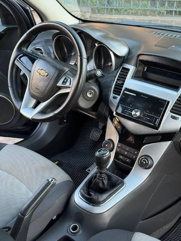 Продается chevrolet cruze 2011 год 1.6 мкпп
Атмосферник
Цена: 655.000 руб + разумный торг реальному покупателю + полный бак бензина в подарок
Шевроле круз
- Пробег 190.000 км
- 2 Ключа
- 2 Комплекта колес зима - лето
- Автотека зеленая ( без дтп и выплат )
- Все стекла родные лобовое без трещин
- Мотор работает отлично не дымит не троит работает ровно масло не ест !
- Коробка без нареканий не хрустит не выбивает
Все передачи вкл идеально
-По ходовой все отлично вся обслужена не стучит не гремит
- По салону чистый и ухоженный только после химчистки
- Состояние сел и поехал куда угодно никаких вложений не требуется из последнего заменено
Масло в двс с фильтрами, свечи, подушки двс, стойки стаб машина хозяйская есть много заказ нарядов
- Комплектация ls 4
- По электрике работает каждая кнопочка и лампочка никаких ошибок нету
- Переоформление без проблем могу присутствовать в мрэо
Документы кристально чистые без штрафов, запретов и. Т. Д
- Осмотр макеевка центр
- Тел +7-949-024-81-88 - фотография - 10
