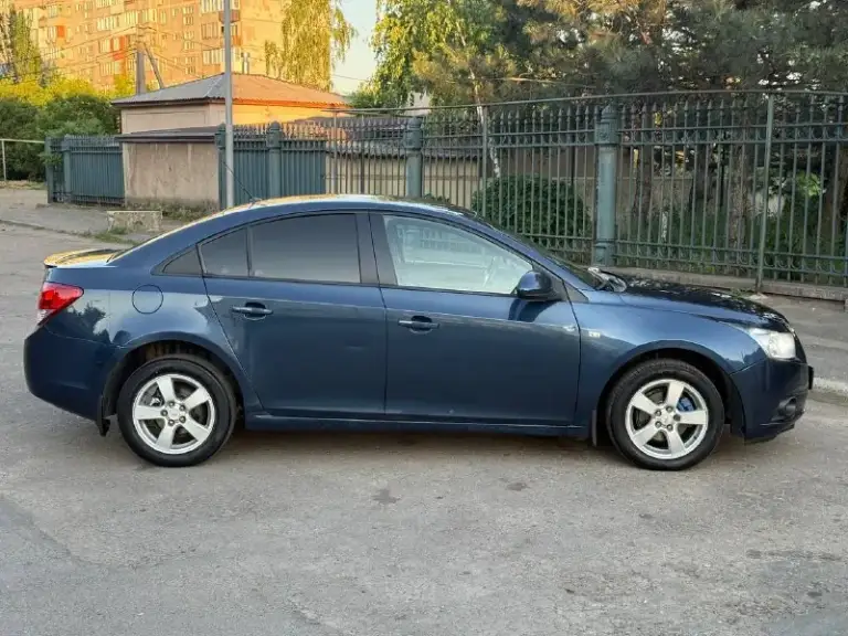 Продается chevrolet cruze 2011 год 1.6 мкпп
Атмосферник
Цена: 655.000 руб + разумный торг реальному покупателю + полный бак бензина в подарок
Шевроле круз
- Пробег 190.000 км
- 2 Ключа
- 2 Комплекта колес зима - лето
- Автотека зеленая ( без дтп и выплат )
- Все стекла родные лобовое без трещин
- Мотор работает отлично не дымит не троит работает ровно масло не ест !
- Коробка без нареканий не хрустит не выбивает
Все передачи вкл идеально
-По ходовой все отлично вся обслужена не стучит не гремит
- По салону чистый и ухоженный только после химчистки
- Состояние сел и поехал куда угодно никаких вложений не требуется из последнего заменено
Масло в двс с фильтрами, свечи, подушки двс, стойки стаб машина хозяйская есть много заказ нарядов
- Комплектация ls 4
- По электрике работает каждая кнопочка и лампочка никаких ошибок нету
- Переоформление без проблем могу присутствовать в мрэо
Документы кристально чистые без штрафов, запретов и. Т. Д
- Осмотр макеевка центр
- Тел +7-949-024-81-88 - фотография - 6