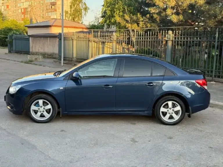 Продается chevrolet cruze 2011 год 1.6 мкпп
Атмосферник
Цена: 655.000 руб + разумный торг реальному покупателю + полный бак бензина в подарок
Шевроле круз
- Пробег 190.000 км
- 2 Ключа
- 2 Комплекта колес зима - лето
- Автотека зеленая ( без дтп и выплат )
- Все стекла родные лобовое без трещин
- Мотор работает отлично не дымит не троит работает ровно масло не ест !
- Коробка без нареканий не хрустит не выбивает
Все передачи вкл идеально
-По ходовой все отлично вся обслужена не стучит не гремит
- По салону чистый и ухоженный только после химчистки
- Состояние сел и поехал куда угодно никаких вложений не требуется из последнего заменено
Масло в двс с фильтрами, свечи, подушки двс, стойки стаб машина хозяйская есть много заказ нарядов
- Комплектация ls 4
- По электрике работает каждая кнопочка и лампочка никаких ошибок нету
- Переоформление без проблем могу присутствовать в мрэо
Документы кристально чистые без штрафов, запретов и. Т. Д
- Осмотр макеевка центр
- Тел +7-949-024-81-88 - фотография - 7