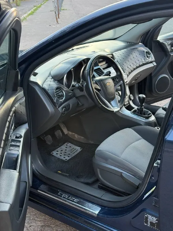 Продается chevrolet cruze 2011 год 1.6 мкпп
Атмосферник
Цена: 655.000 руб + разумный торг реальному покупателю + полный бак бензина в подарок
Шевроле круз
- Пробег 190.000 км
- 2 Ключа
- 2 Комплекта колес зима - лето
- Автотека зеленая ( без дтп и выплат )
- Все стекла родные лобовое без трещин
- Мотор работает отлично не дымит не троит работает ровно масло не ест !
- Коробка без нареканий не хрустит не выбивает
Все передачи вкл идеально
-По ходовой все отлично вся обслужена не стучит не гремит
- По салону чистый и ухоженный только после химчистки
- Состояние сел и поехал куда угодно никаких вложений не требуется из последнего заменено
Масло в двс с фильтрами, свечи, подушки двс, стойки стаб машина хозяйская есть много заказ нарядов
- Комплектация ls 4
- По электрике работает каждая кнопочка и лампочка никаких ошибок нету
- Переоформление без проблем могу присутствовать в мрэо
Документы кристально чистые без штрафов, запретов и. Т. Д
- Осмотр макеевка центр
- Тел +7-949-024-81-88 - фотография - 8