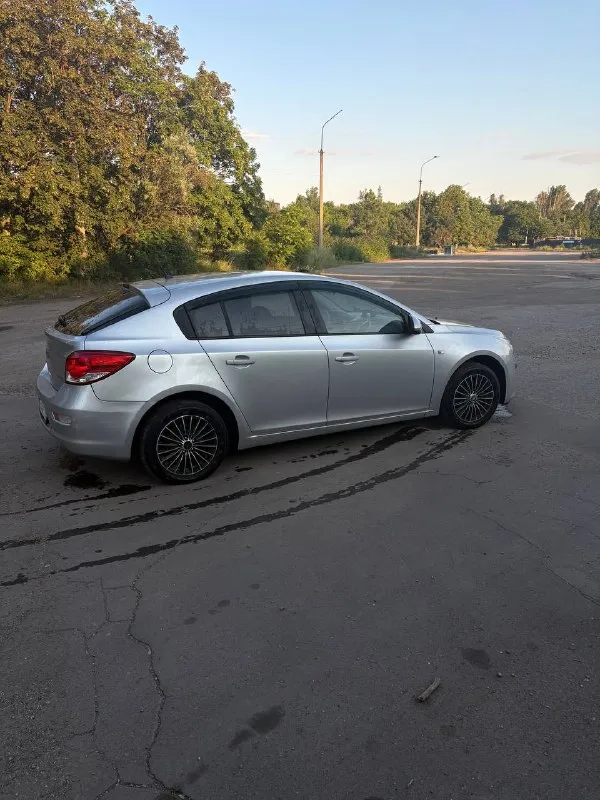 Продам chevrolet cruze 2013г.
Двигатель : 1.8 бензин
Коробка : акпп
Цена : 800.000 торг.
Автомобиль ежедневно эксплуатируется, все то вовремя, поменяно : 2 подушки двигателя, новый аккумулятор, на 220.000 поменян комплект грм, сальник коленвала. Так же сальник распредвала, обслужен генератор, радиатор и патрубки, прокладка клапанной крышки. Все подтверждающие документы есть.
Пробег реальный : 249.000 км.
По комплектации : 4 эл. Стеклоподъемника, эл. Регулировка зеркал, кондиционер, монитор, мульти-руль. 2 комплекта резины. Камера заднего вида. Bluetooth, aux, esp, abs.
Есть возрастные царапки по кузову, и прилетел скол пошла трещина по лобовому, на это изначально торг.
Неплохие номера в подарок !
Осмотр : г. Макеевка
Телефон : +79498170777 - фотография - 3