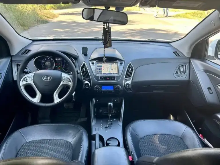 Продам hyundai ix35 2013, автомат 2.0 бензин. Передний привод. Предмаксимальная комплектация comfort.   Пробег 153 000км.   Автомобиль полностью в родном окрасе, готов на любые проверки прибором и специалистом. Двигатель, коробка, ходовая, все работает без нареканий. Все т. О. Делались своевременно, обслуживал у дилера, есть сервисные книжки. Установлена сигнализация starline с автозапуском. Подогрев сидений, руля, двухзонный климат-контроль, навигация, камера заднего вида. Два ключа. Стоит новая резина. Цена 1,350,000. Звонить строго по делу, если вы настроены на покупку данного авто. Осмотр в донецке +7-949-33-44-627

📞 Звоните: +7(949)3344627 - фотография - 1