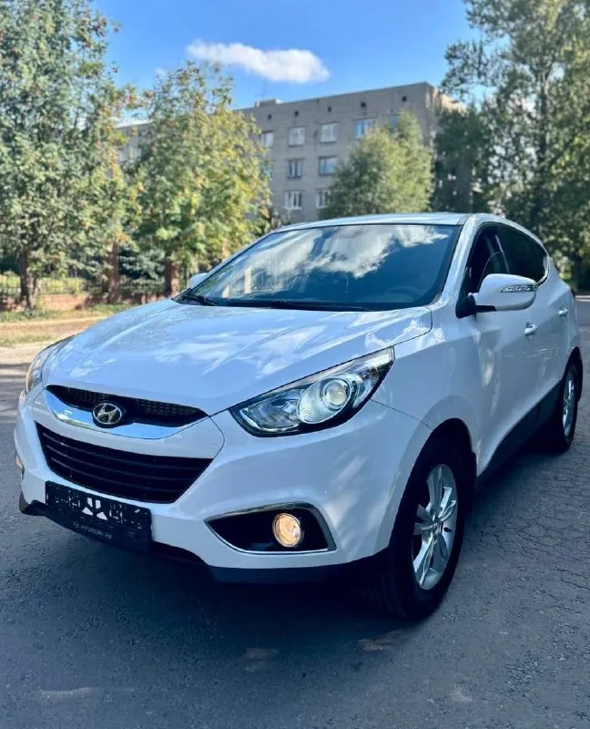 Продам hyundai ix35 2013, автомат 2.0 бензин. Передний привод. Предмаксимальная комплектация comfort.   Пробег 153 000км.   Автомобиль полностью в родном окрасе, готов на любые проверки прибором и специалистом. Двигатель, коробка, ходовая, все работает без нареканий. Все т. О. Делались своевременно, обслуживал у дилера, есть сервисные книжки. Установлена сигнализация starline с автозапуском. Подогрев сидений, руля, двухзонный климат-контроль, навигация, камера заднего вида. Два ключа. Стоит новая резина. Цена 1,350,000. Звонить строго по делу, если вы настроены на покупку данного авто. Осмотр в донецке +7-949-33-44-627

📞 Звоните: +7(949)3344627 - фотография - 2