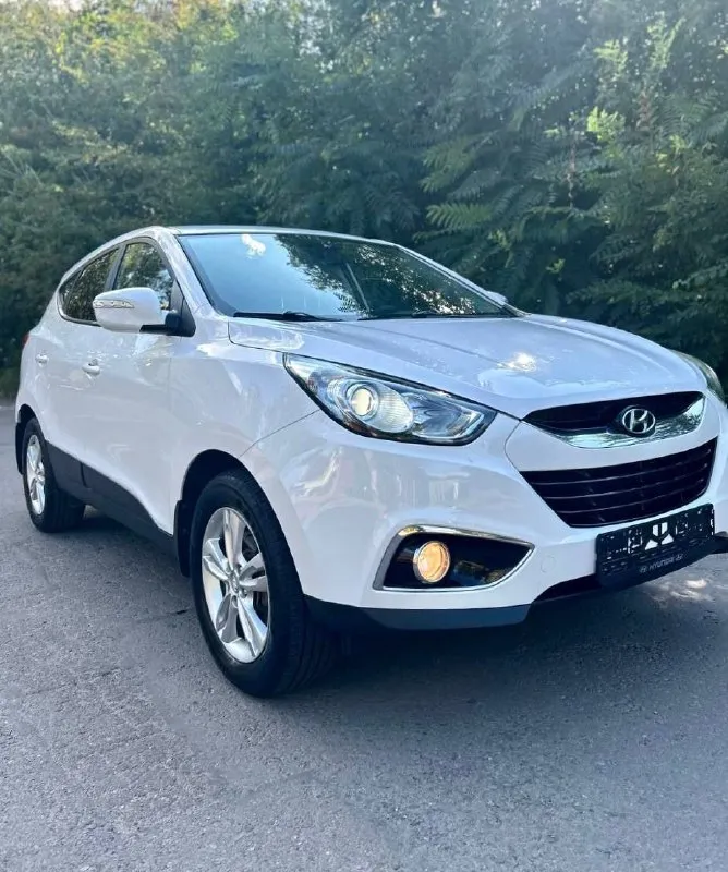 Продам hyundai ix35 2013, автомат 2.0 бензин. Передний привод. Предмаксимальная комплектация comfort.   Пробег 153 000км.   Автомобиль полностью в родном окрасе, готов на любые проверки прибором и специалистом. Двигатель, коробка, ходовая, все работает без нареканий. Все т. О. Делались своевременно, обслуживал у дилера, есть сервисные книжки. Установлена сигнализация starline с автозапуском. Подогрев сидений, руля, двухзонный климат-контроль, навигация, камера заднего вида. Два ключа. Стоит новая резина. Цена 1,350,000. Звонить строго по делу, если вы настроены на покупку данного авто. Осмотр в донецке +7-949-33-44-627

📞 Звоните: +7(949)3344627 - фотография - 3