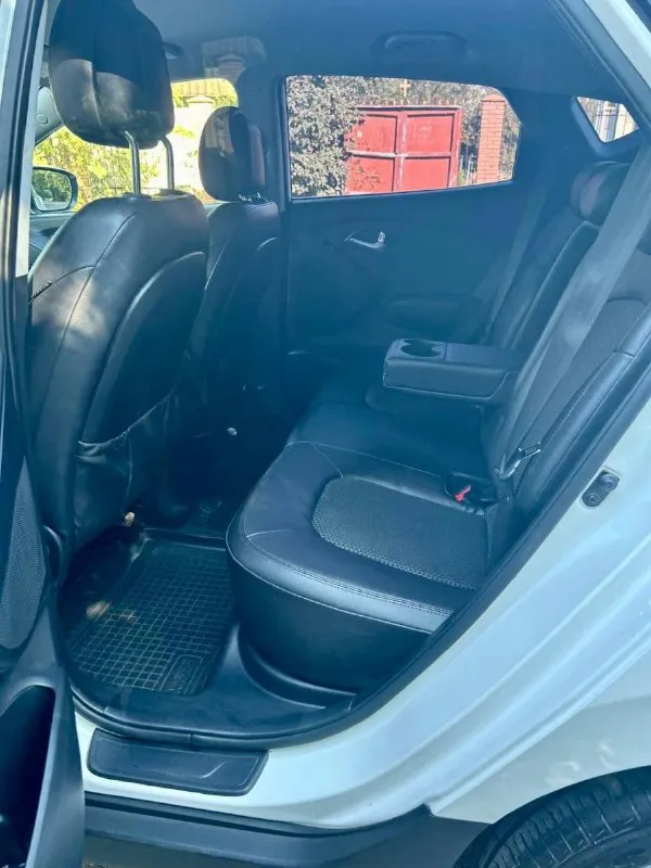 Продам hyundai ix35 2013, автомат 2.0 бензин. Передний привод. Предмаксимальная комплектация comfort.   Пробег 153 000км.   Автомобиль полностью в родном окрасе, готов на любые проверки прибором и специалистом. Двигатель, коробка, ходовая, все работает без нареканий. Все т. О. Делались своевременно, обслуживал у дилера, есть сервисные книжки. Установлена сигнализация starline с автозапуском. Подогрев сидений, руля, двухзонный климат-контроль, навигация, камера заднего вида. Два ключа. Стоит новая резина. Цена 1,350,000. Звонить строго по делу, если вы настроены на покупку данного авто. Осмотр в донецке +7-949-33-44-627

📞 Звоните: +7(949)3344627 - фотография - 5