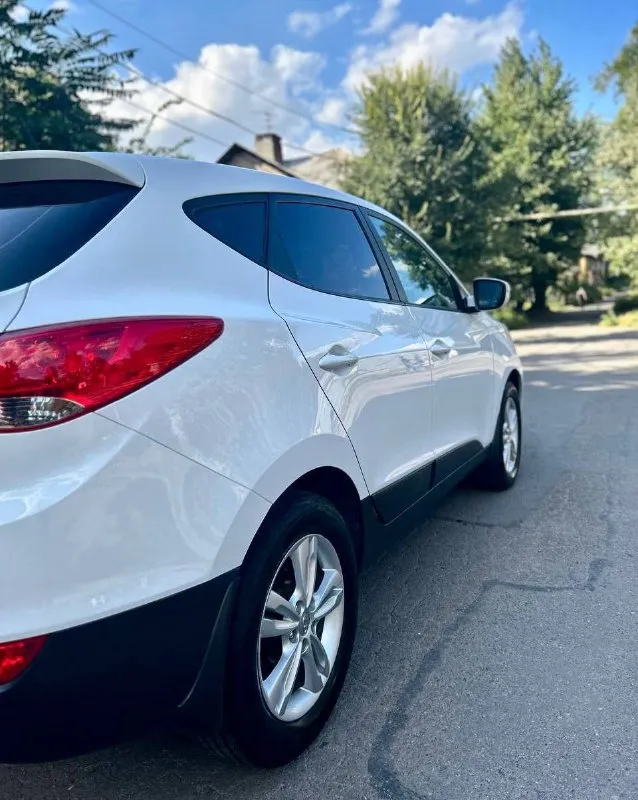 Продам hyundai ix35 2013, автомат 2.0 бензин. Передний привод. Предмаксимальная комплектация comfort.   Пробег 153 000км.   Автомобиль полностью в родном окрасе, готов на любые проверки прибором и специалистом. Двигатель, коробка, ходовая, все работает без нареканий. Все т. О. Делались своевременно, обслуживал у дилера, есть сервисные книжки. Установлена сигнализация starline с автозапуском. Подогрев сидений, руля, двухзонный климат-контроль, навигация, камера заднего вида. Два ключа. Стоит новая резина. Цена 1,350,000. Звонить строго по делу, если вы настроены на покупку данного авто. Осмотр в донецке +7-949-33-44-627

📞 Звоните: +7(949)3344627 - фотография - 6