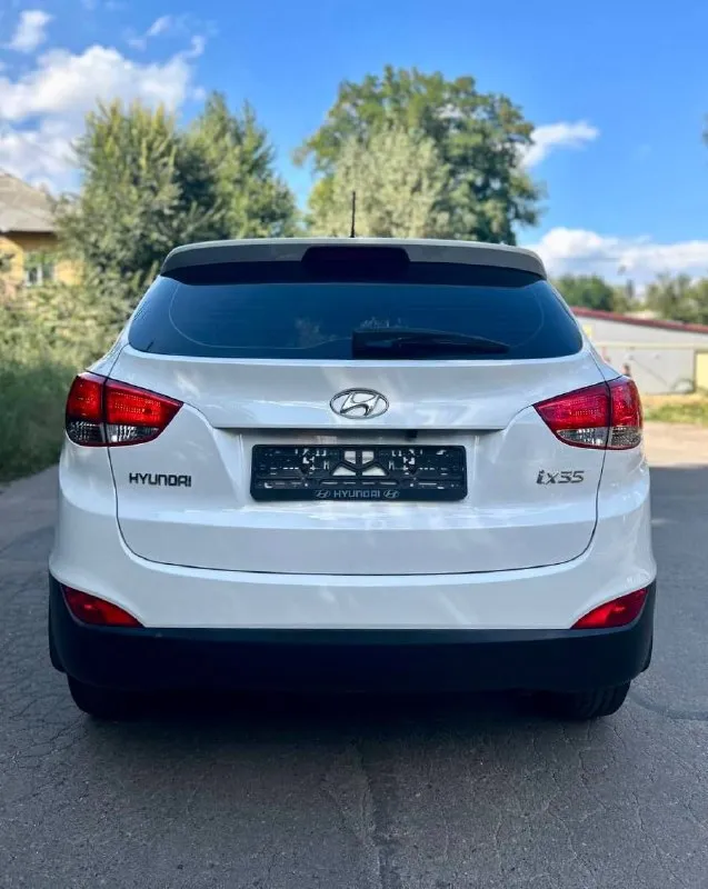 Продам hyundai ix35 2013, автомат 2.0 бензин. Передний привод. Предмаксимальная комплектация comfort.   Пробег 153 000км.   Автомобиль полностью в родном окрасе, готов на любые проверки прибором и специалистом. Двигатель, коробка, ходовая, все работает без нареканий. Все т. О. Делались своевременно, обслуживал у дилера, есть сервисные книжки. Установлена сигнализация starline с автозапуском. Подогрев сидений, руля, двухзонный климат-контроль, навигация, камера заднего вида. Два ключа. Стоит новая резина. Цена 1,350,000. Звонить строго по делу, если вы настроены на покупку данного авто. Осмотр в донецке +7-949-33-44-627

📞 Звоните: +7(949)3344627 - фотография - 7