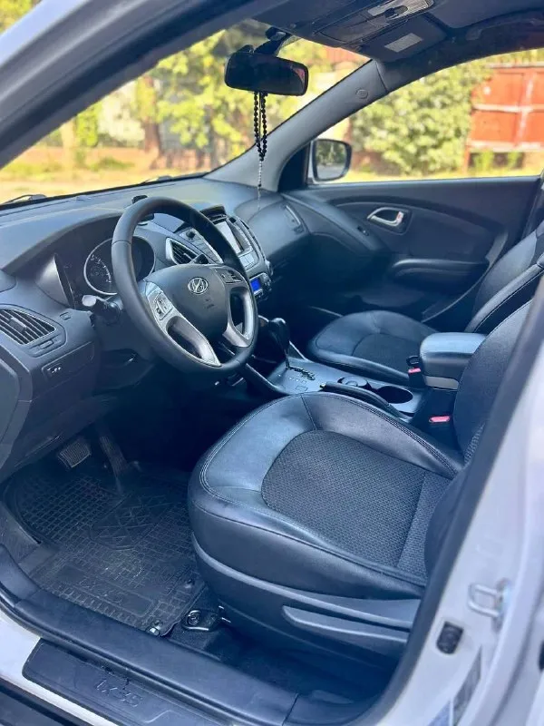 Продам hyundai ix35 2013, автомат 2.0 бензин. Передний привод. Предмаксимальная комплектация comfort.   Пробег 153 000км.   Автомобиль полностью в родном окрасе, готов на любые проверки прибором и специалистом. Двигатель, коробка, ходовая, все работает без нареканий. Все т. О. Делались своевременно, обслуживал у дилера, есть сервисные книжки. Установлена сигнализация starline с автозапуском. Подогрев сидений, руля, двухзонный климат-контроль, навигация, камера заднего вида. Два ключа. Стоит новая резина. Цена 1,350,000. Звонить строго по делу, если вы настроены на покупку данного авто. Осмотр в донецке +7-949-33-44-627

📞 Звоните: +7(949)3344627 - фотография - 8